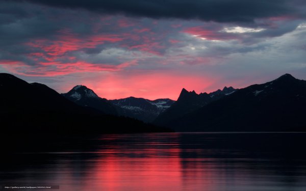 Закат на фоне гор и реки