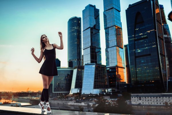 Фото девушек на фоне Москва Сити