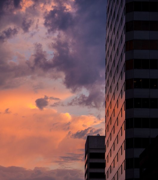 Закат на фоне зданий