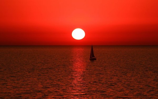 Красный закат на море