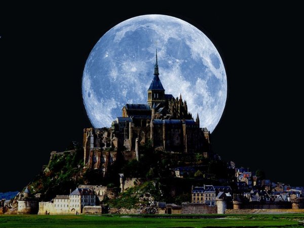 Замок на фоне луны