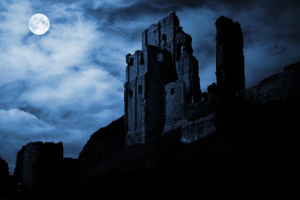 Средневековый замок ночью