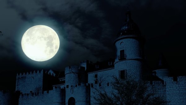 Мрачный замок с луной