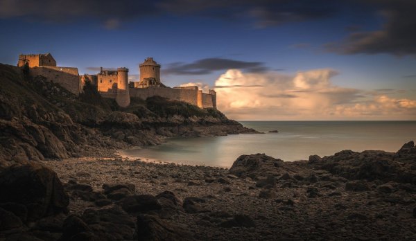 Замок на фоне моря