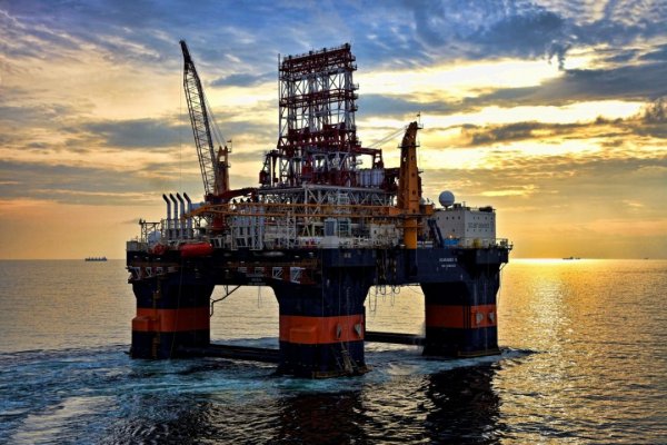 Нефтедобывающая платформа «нефтяные камни»