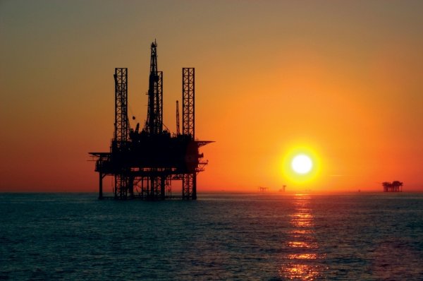 Нефтяная вышка в море