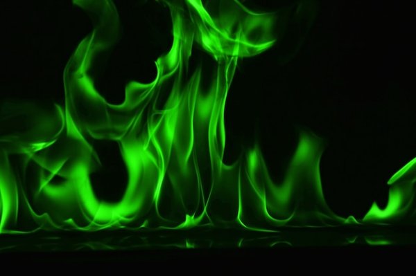 Зеленое пламя на черном фоне
