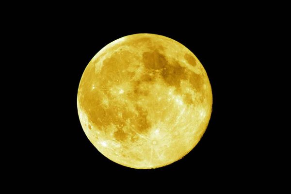 Луна желтая большая