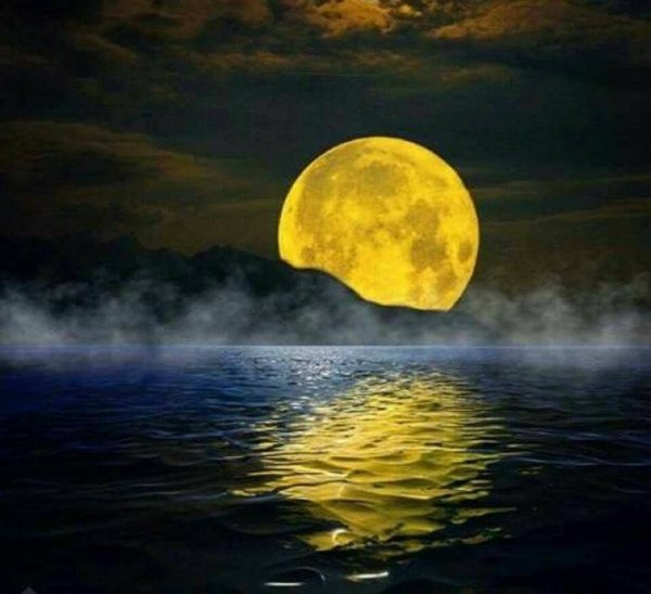 Отражение Луны в воде