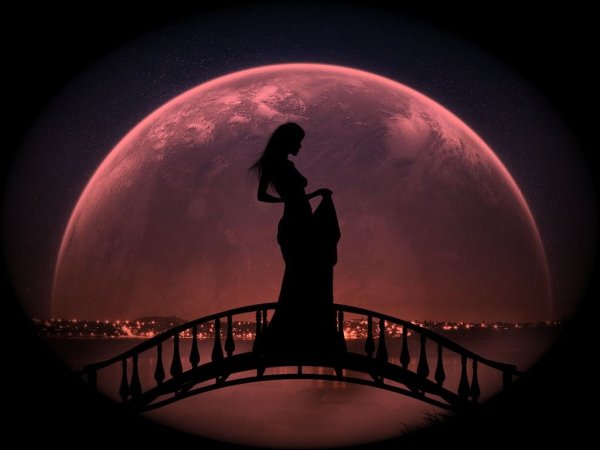 Женщина на фоне луны