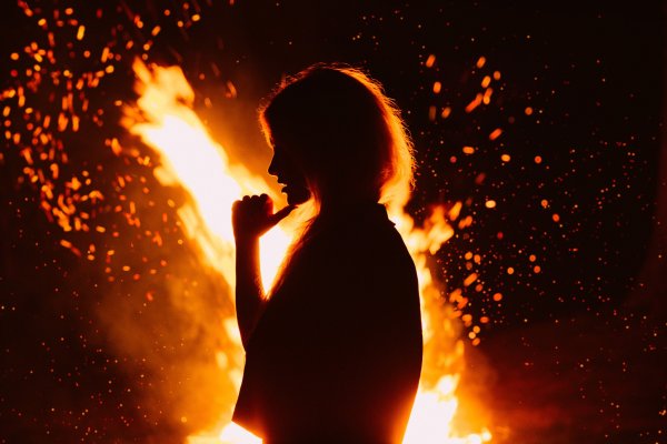 Женщина на фоне огня