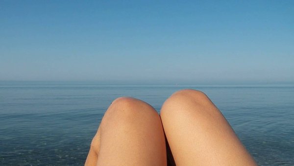 Ноги на фоне пляжа