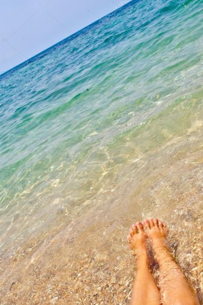 Ноги на фоне моря