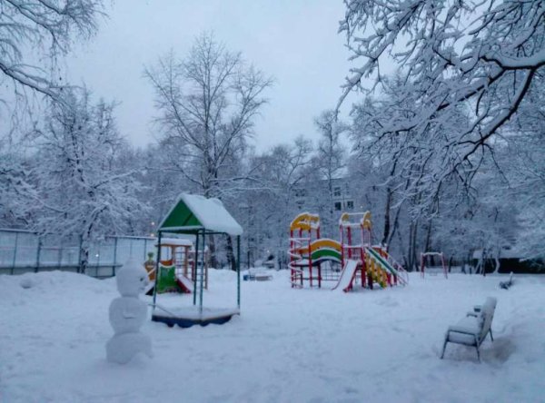 Детская площадка зимой