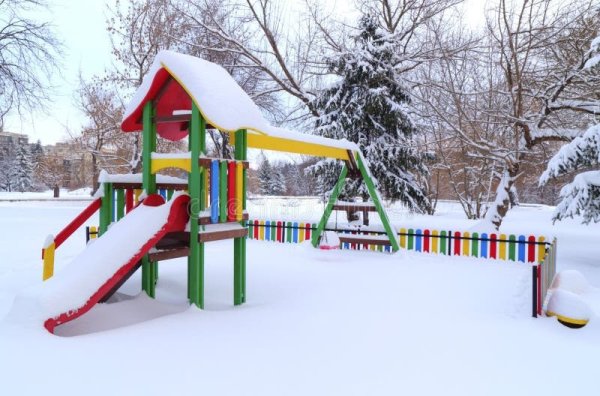 Детская площадка зима