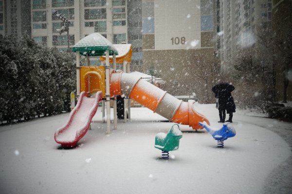 Детская площадка в снегу