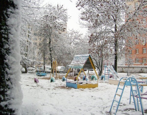 Зимний двор в городе