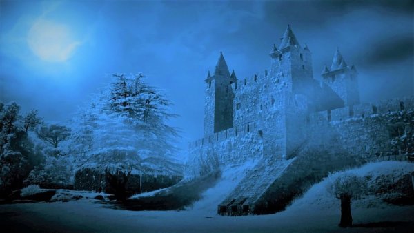 Готический замок в снегу
