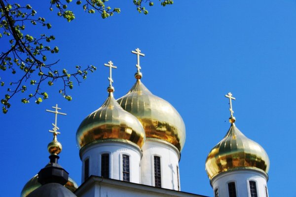 Православный храм с золотыми куполами