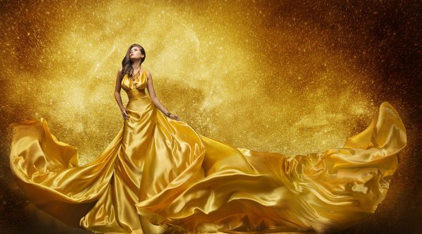Девушка в золотистом платье