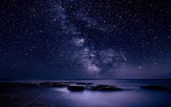 Звездное небо на фоне моря