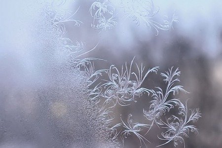 Морозные узоры на стекле