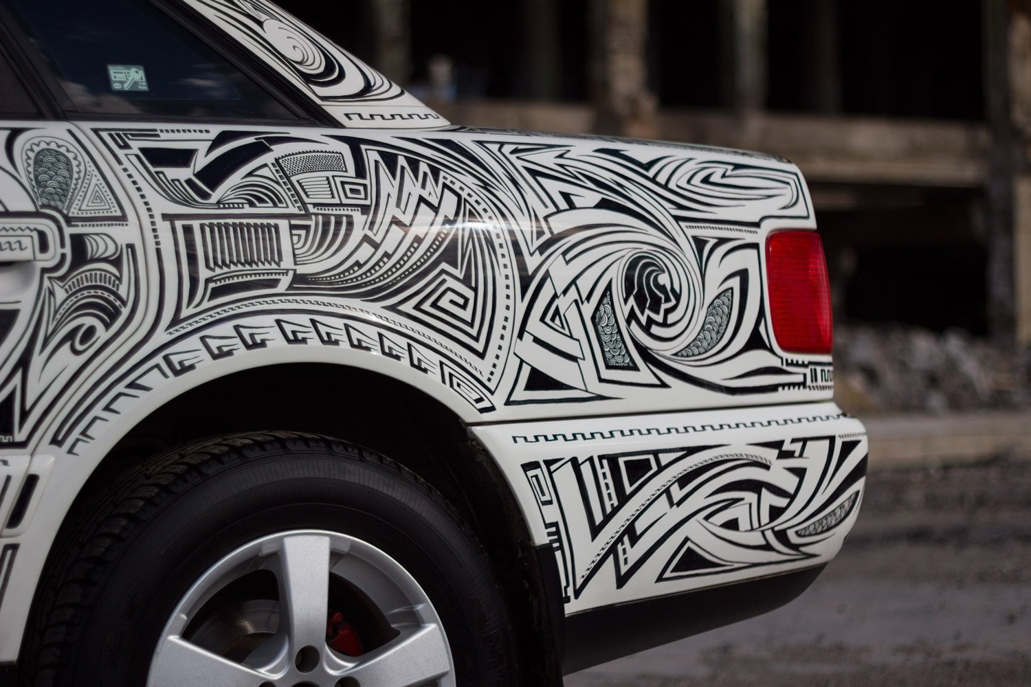 Как называется разрисованные. Орнамент на автомобиль. Узоры на машину. Машина Разрисованная маркером. Виниловые наклейки узоры на авто.