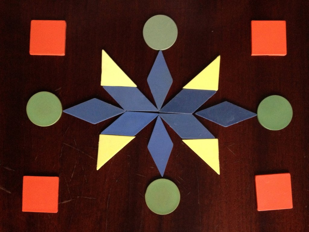 Круг из треугольников из бумаги. Коврик с геометрическими фигурами. Составление узора из геометрических фигур. Коврик из геометрических фигур. Декоративная аппликация из геометрических фигур.