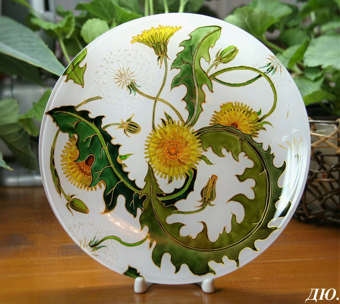 Растительный орнамент на тарелке