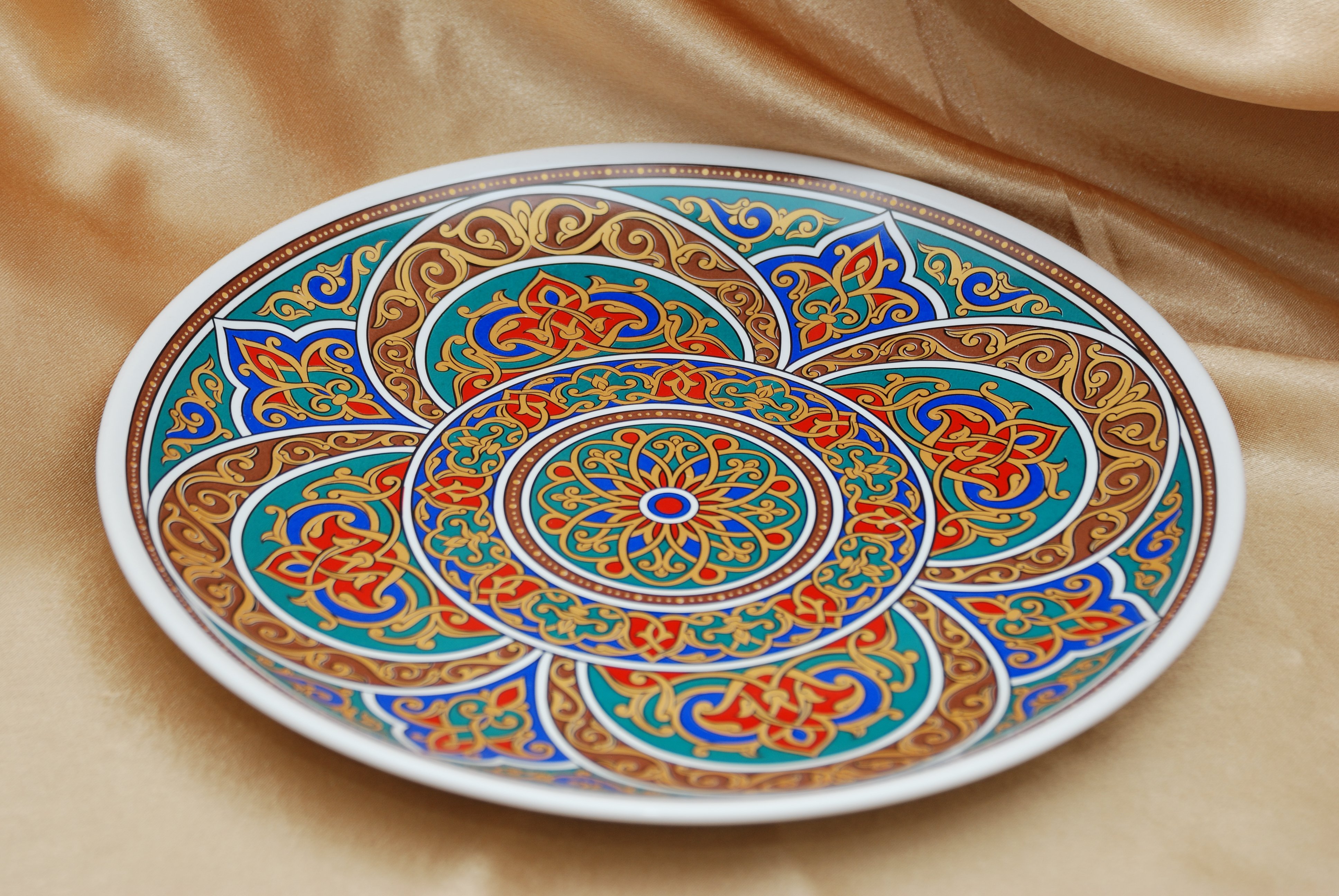 Большое блюдо. Национальный посуда Узбекистан орнамент узбеков. Узоры на посуде. Орнамент на посуде. Посуда с восточным орнаментом.