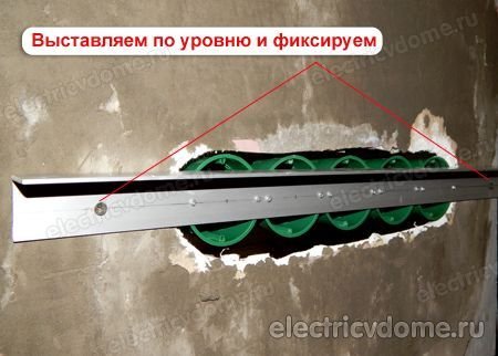 Разметка сверления отверстий для блока подрозетников 68мм