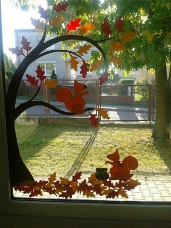 Украшение окон в детском саду осень