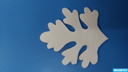 Маленькие снежинки для вырезания