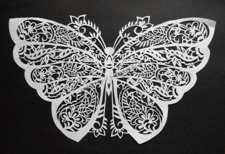 Художественная вырезка из бумаги