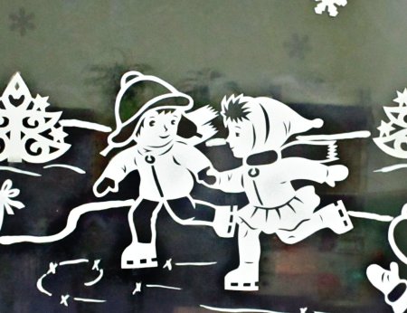 Сюжетное украшение окон к новому году