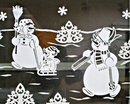 Снеговики для украшения окон