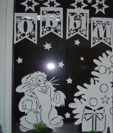 Композиции из трафаретов на окна