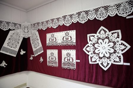 Кружевные украшения на окна