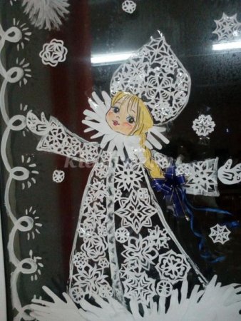 Снегурочка из бумажных снежинок