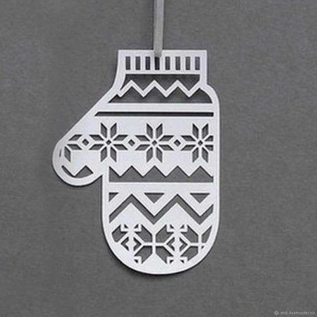 Елочная игрушка варежка из фанеры