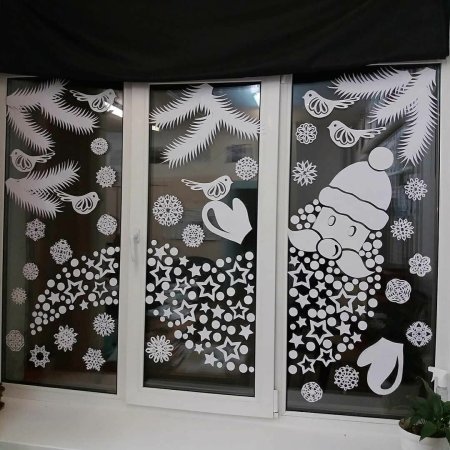 Окна украшенные вытынанками