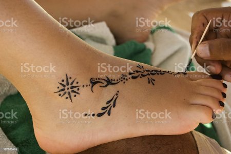 Рисунки хной на ноге маленькие