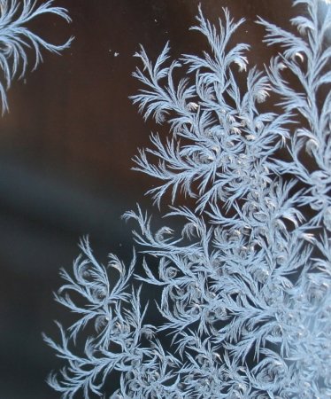 Легкие зимние узоры на окне (41 фото)