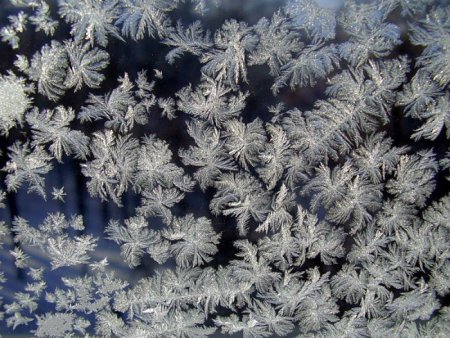 Морозные узоры на стекле