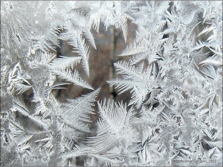 Морозные узоры на стекле
