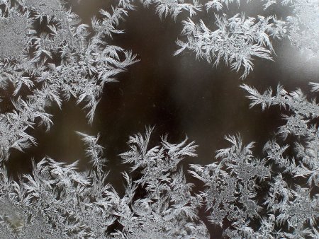 Морозные узоры на стекле
