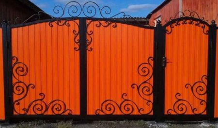 Кованые ворота с профлистом
