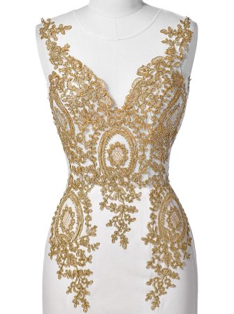 Белое платье с золотым кружевом