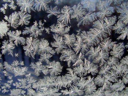 Морозные узоры на стекле