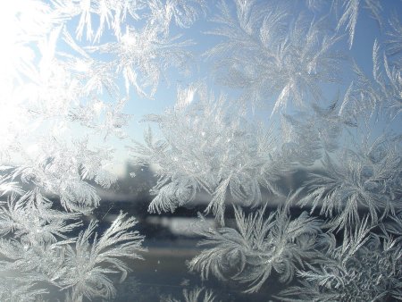 Узоры зимние на окнах (50 фото)